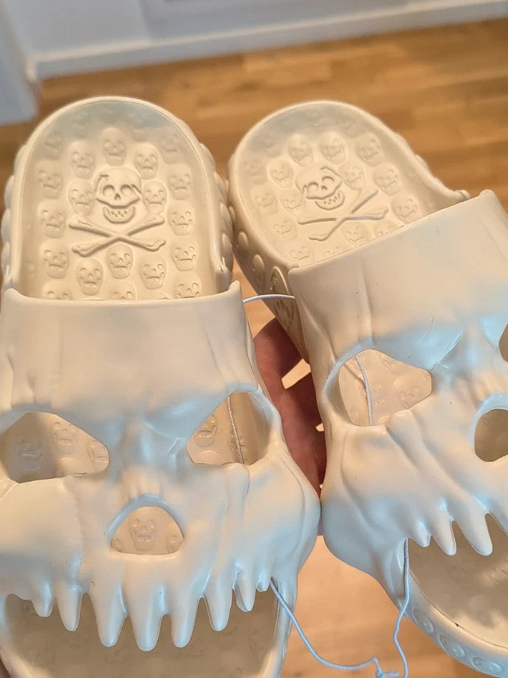 Slipper beige slides with skull pattern, synthetic material, unisex size 38.