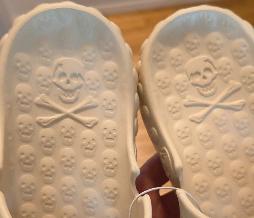 Slipper beige slides with skull pattern, synthetic material, unisex size 38.