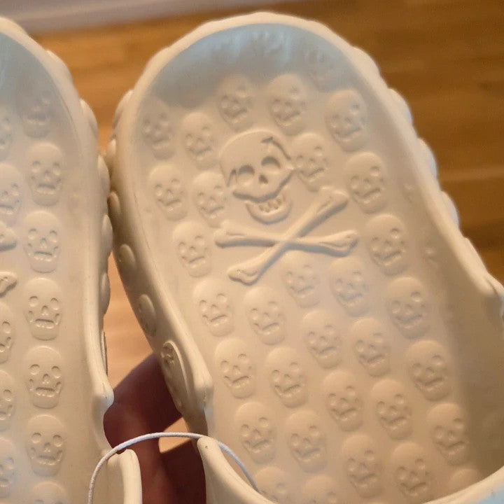 Slipper beige slides with skull pattern, synthetic material, unisex size 38.