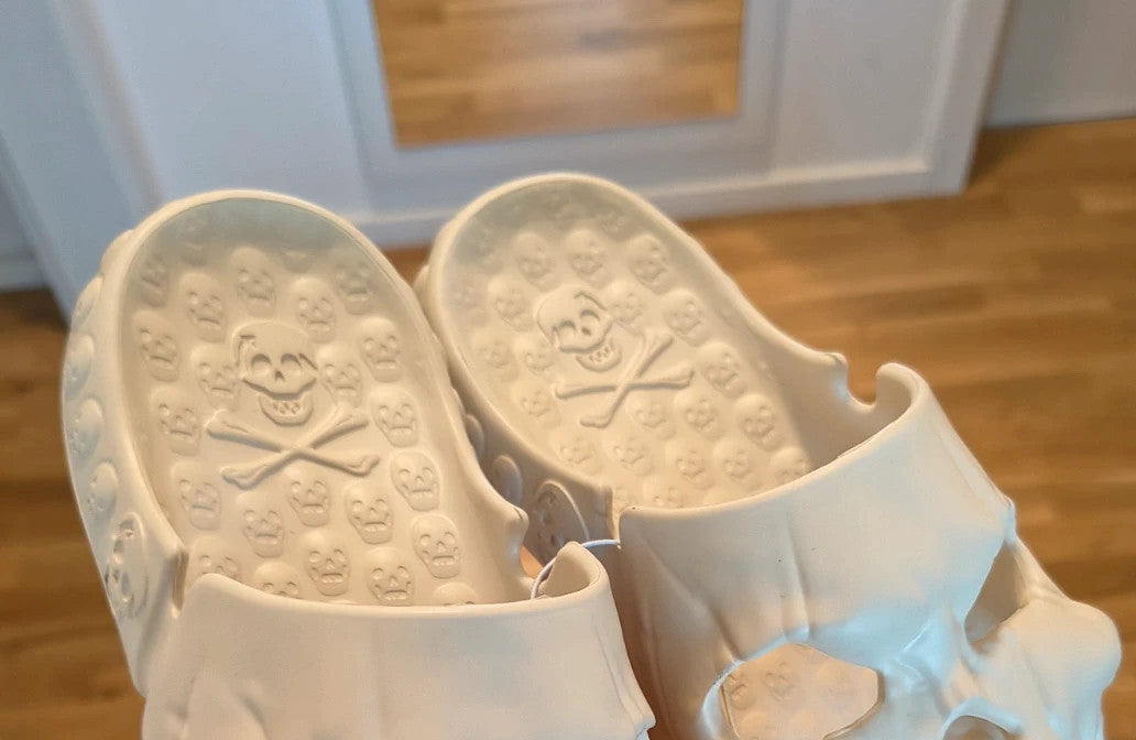 Slipper beige slides with skull pattern, synthetic material, unisex size 38.