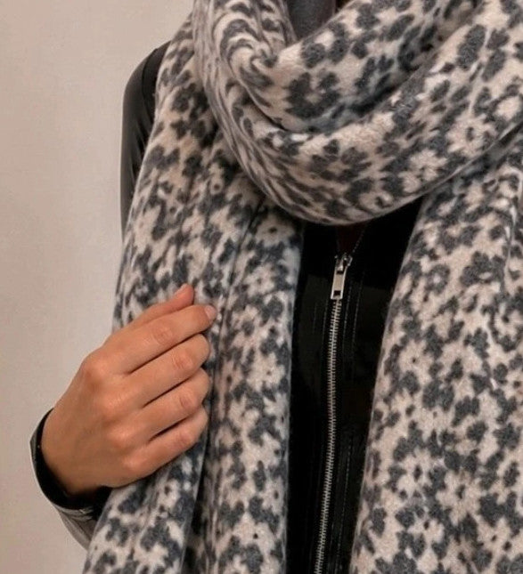 XXL shawl grey and cream clover pattern, soft 100% polyester fabric.