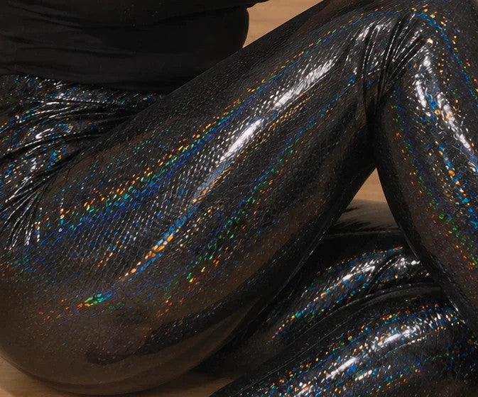 SheIn black leggings with holographic effect and shiny surface, size S.