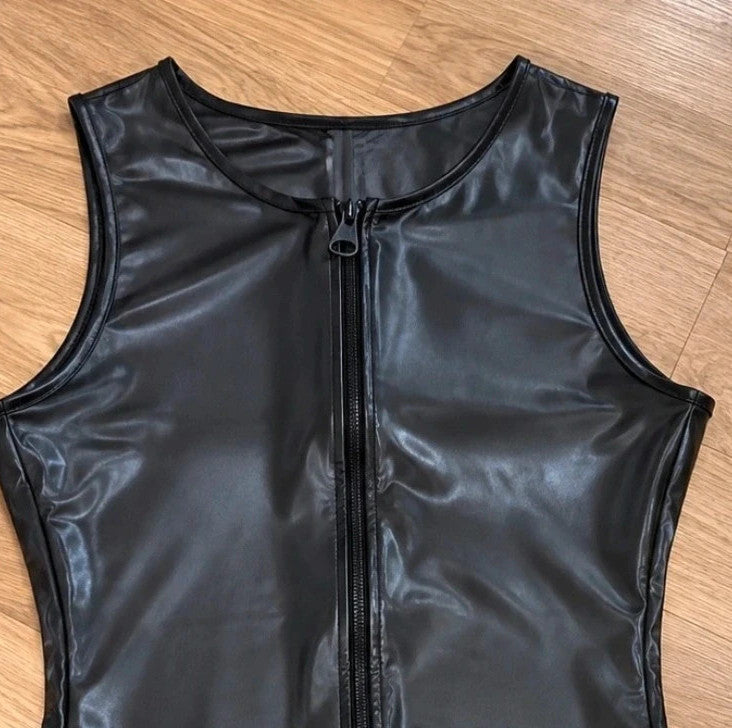 Herren black wetlook overall with front zipper and sleeveless design.