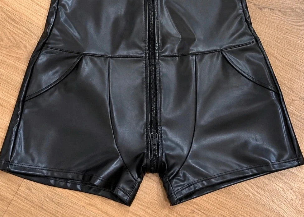 Herren black wetlook overall with front zipper and sleeveless design.