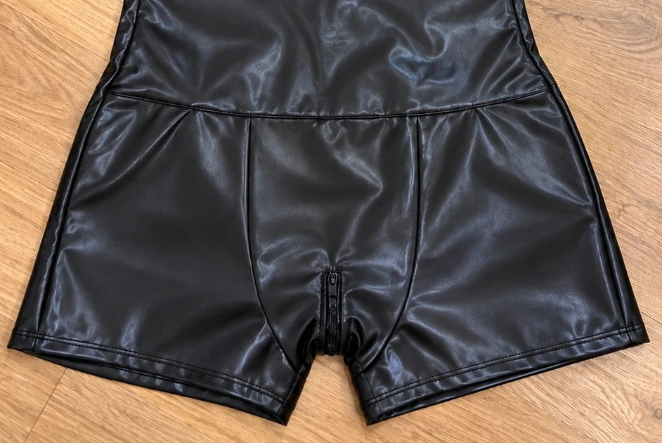 Herren black wetlook overall with front zipper and sleeveless design.