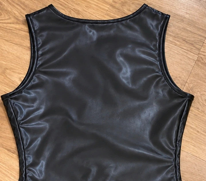 Herren black wetlook overall with front zipper and sleeveless design.