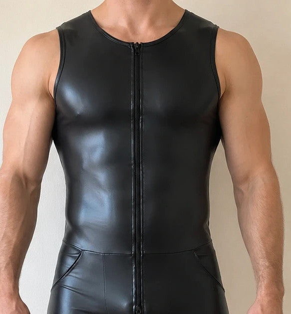 Herren black wetlook overall with front zipper and sleeveless design.