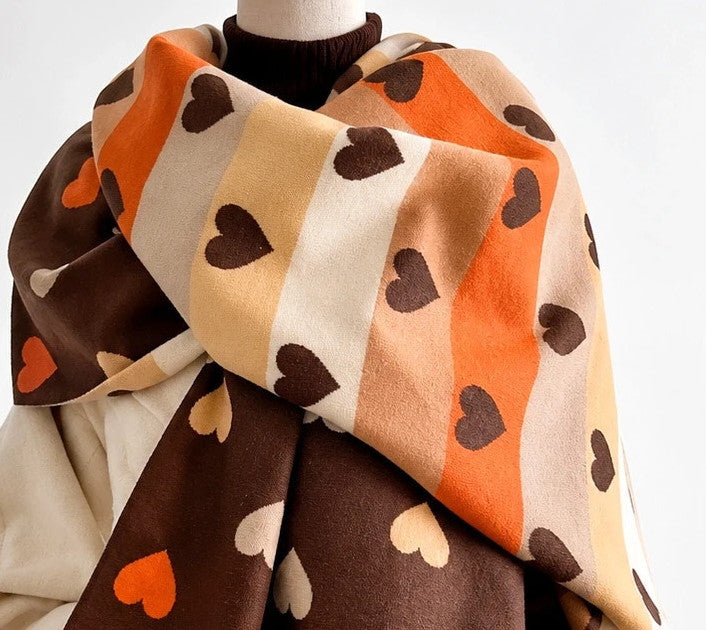 XXL brown shawl with heart pattern, reversible design in warm beige and orange tones.