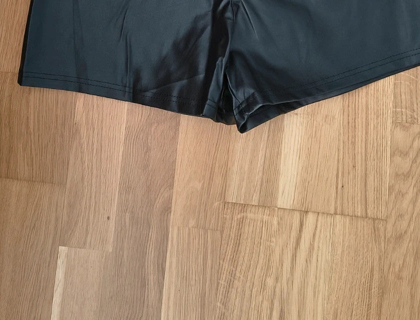 hoch black high waist shorts faux leather look, fitted style, no belt loops.