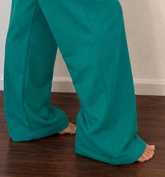 Ellesse green wide-leg jogging pants with logo, elastic waistband, and side pockets.