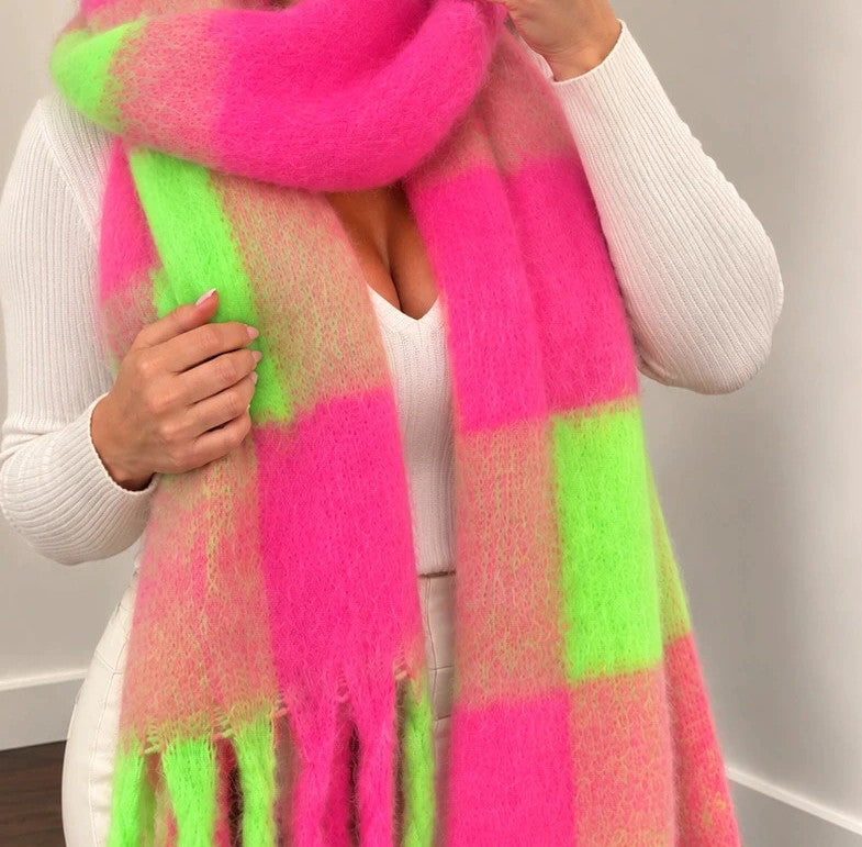 XXL multi-coloured shawl with large check pattern and long fringes, soft and fluffy.