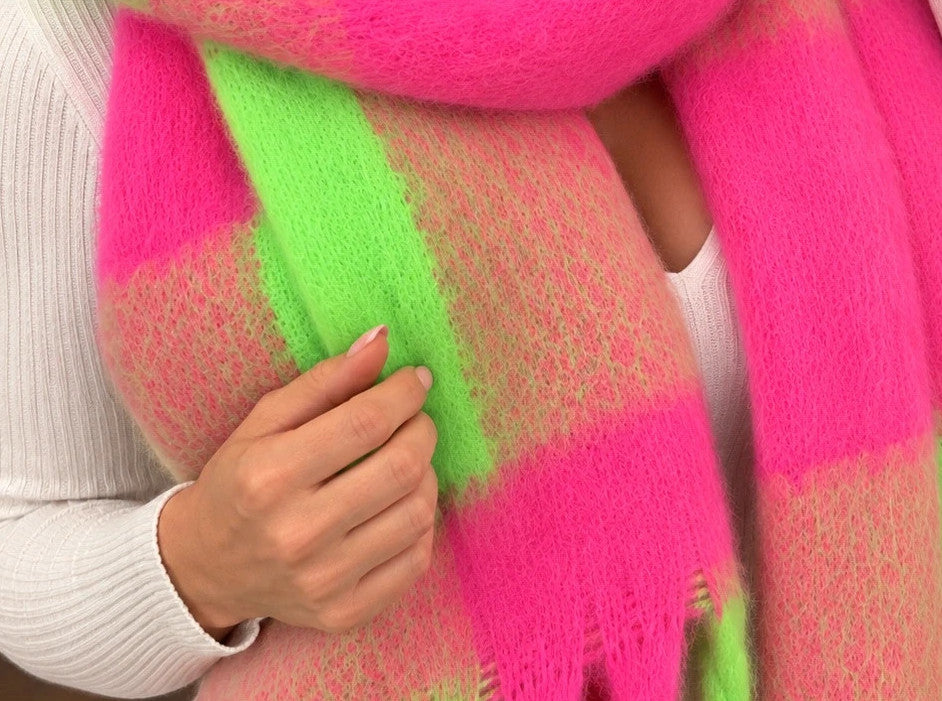 XXL multi-coloured shawl with large check pattern and long fringes, soft and fluffy.