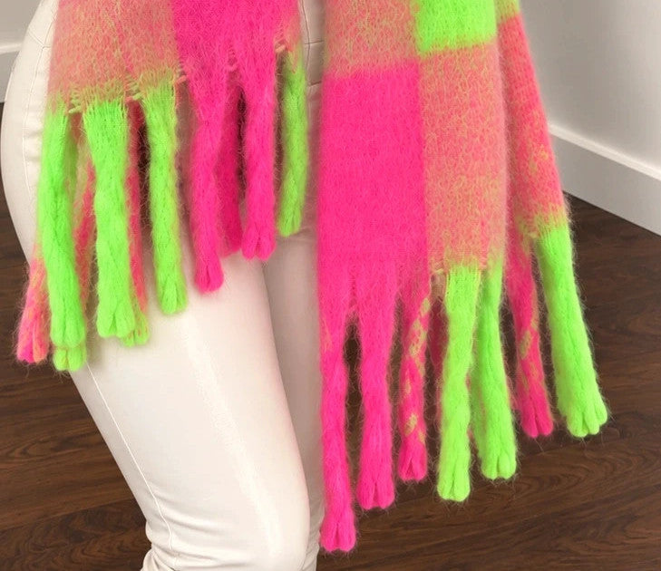 XXL multi-coloured shawl with large check pattern and long fringes, soft and fluffy.
