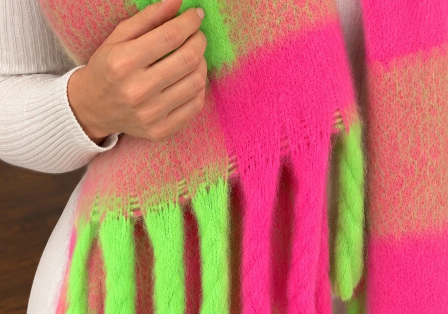 XXL multi-coloured shawl with large check pattern and long fringes, soft and fluffy.