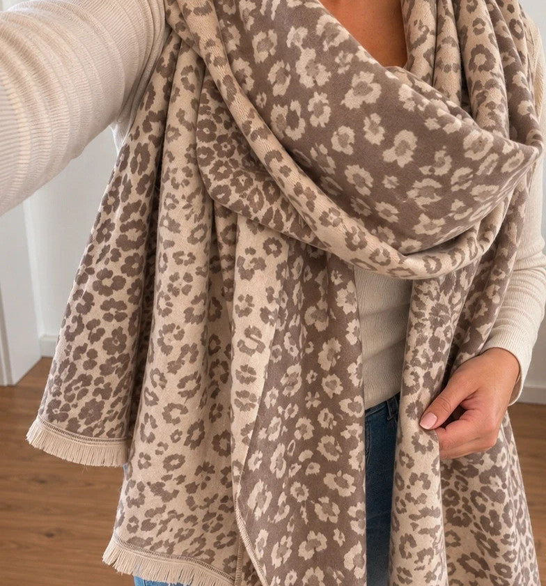 XXL cream-grey shawl with stylish leopard print and fringe edges, made of soft polyester.