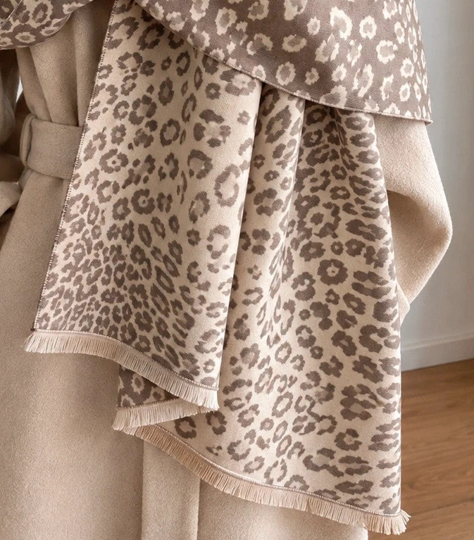 XXL cream-grey shawl with stylish leopard print and fringe edges, made of soft polyester.