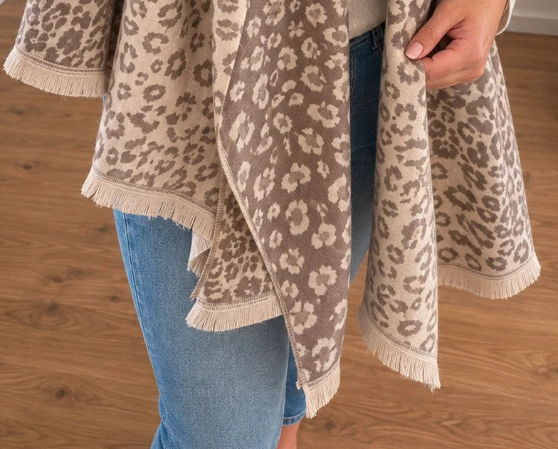 XXL cream-grey shawl with stylish leopard print and fringe edges, made of soft polyester.