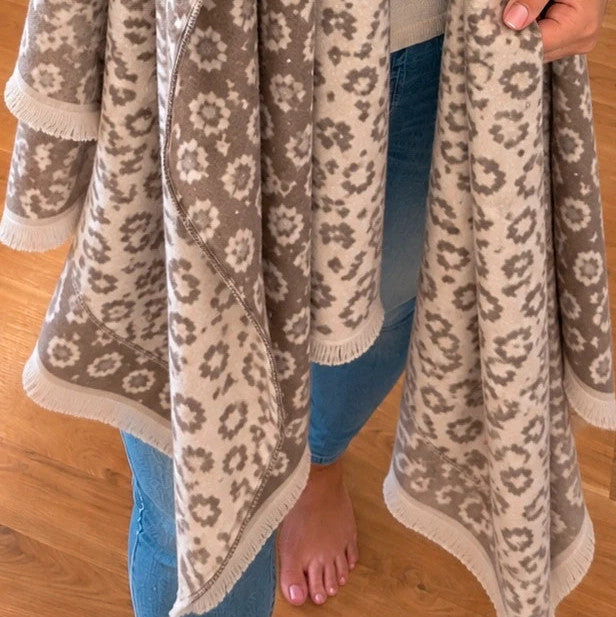 XXL cream-grey shawl with stylish leopard print and fringe edges, made of soft polyester.