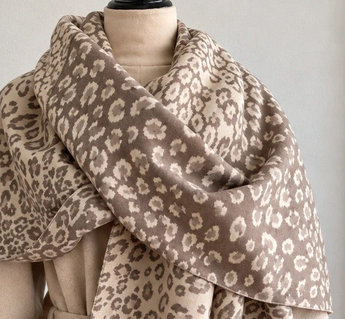 XXL cream-grey shawl with stylish leopard print and fringe edges, made of soft polyester.