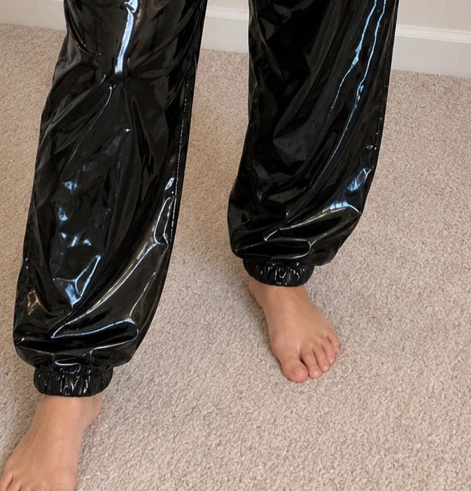 Che black jogging pants with glossy finish and elastic waistband, size L.