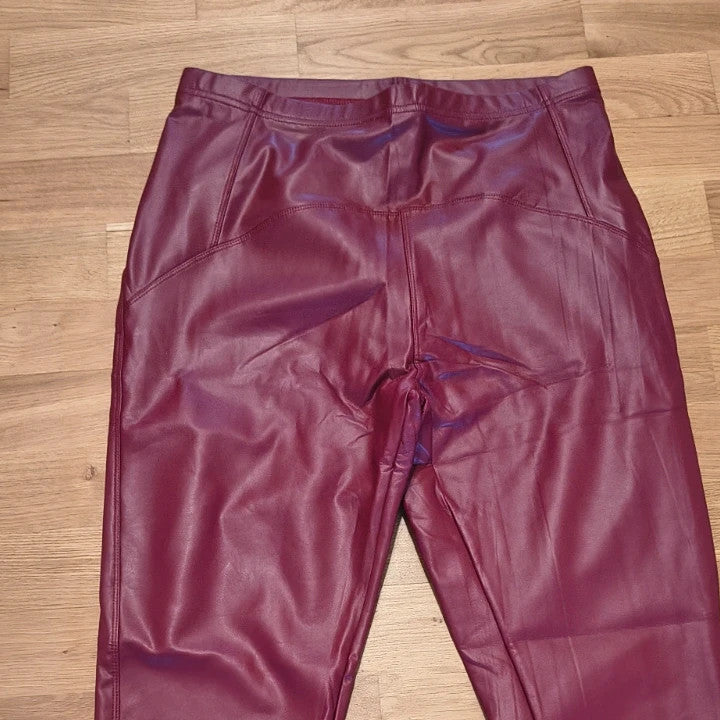 Leggings burgundy bicycle tights high waist with shiny leather look and decorative seams.