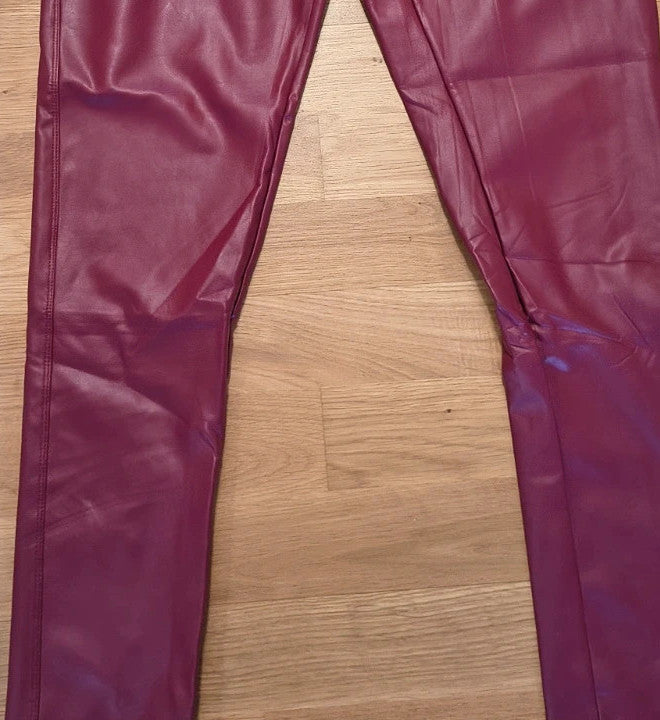 Leggings burgundy bicycle tights high waist with shiny leather look and decorative seams.