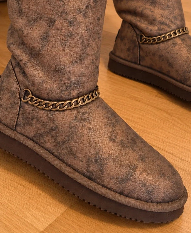 Lynfield brown slip-on boots with vintage look and decorative gold chain detail.