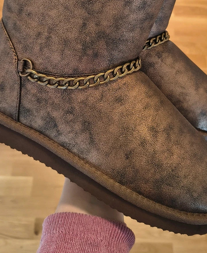 Lynfield brown slip-on boots with vintage look and decorative gold chain detail.