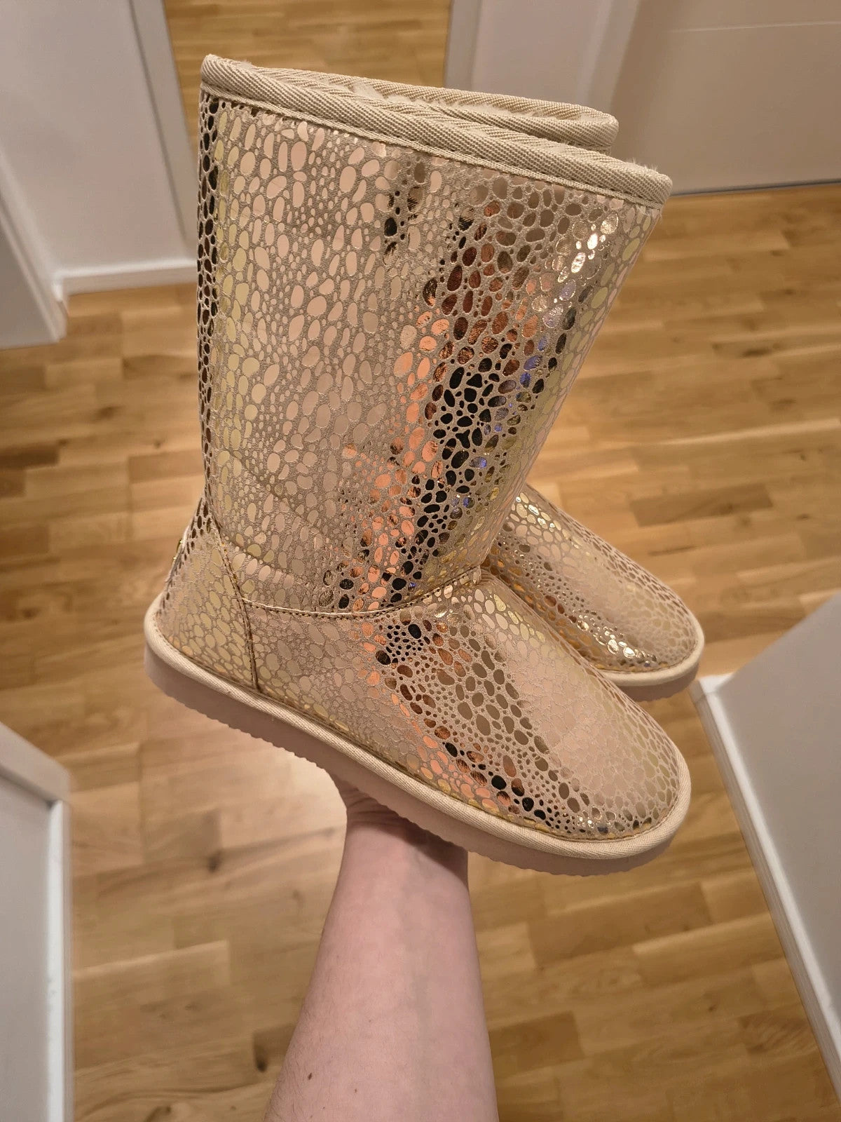 GEF gold winter boots with shiny pattern, faux fur lining, flat sole.